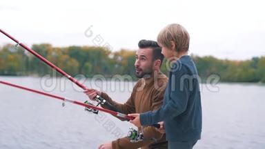父子俩在钓鱼.